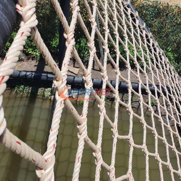 ผลิตตาข่ายเชือกถักตามแบบต่างๆ ตาข่ายเชือกถัก ชนิด HDPP และ HDPE ชนิดเส้นใยเหนียวพิเศษ เกลียวอัดแน่น รองรับการใช้งานหลากหลาย ทนทานต่อแรงกระแทก รองรับแรงดึงและแรงกระชากได้สูง มีความยืดหยุ่นได้ดี ไม่อมน้ำและทนต่อความเป็นกรด ทนแดด ทนฝน ใช้งานได้นาน