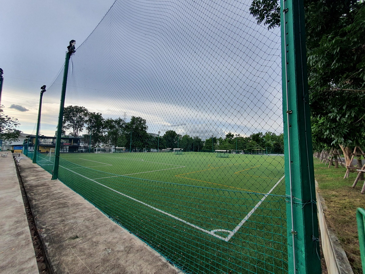 ติดตั้งตาข่ายกั้นสนามกีฬา